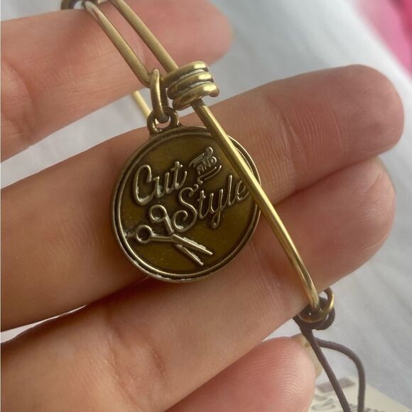 NWT BellaRyann cut style lovers bangle gold color - Picture 3 of 5